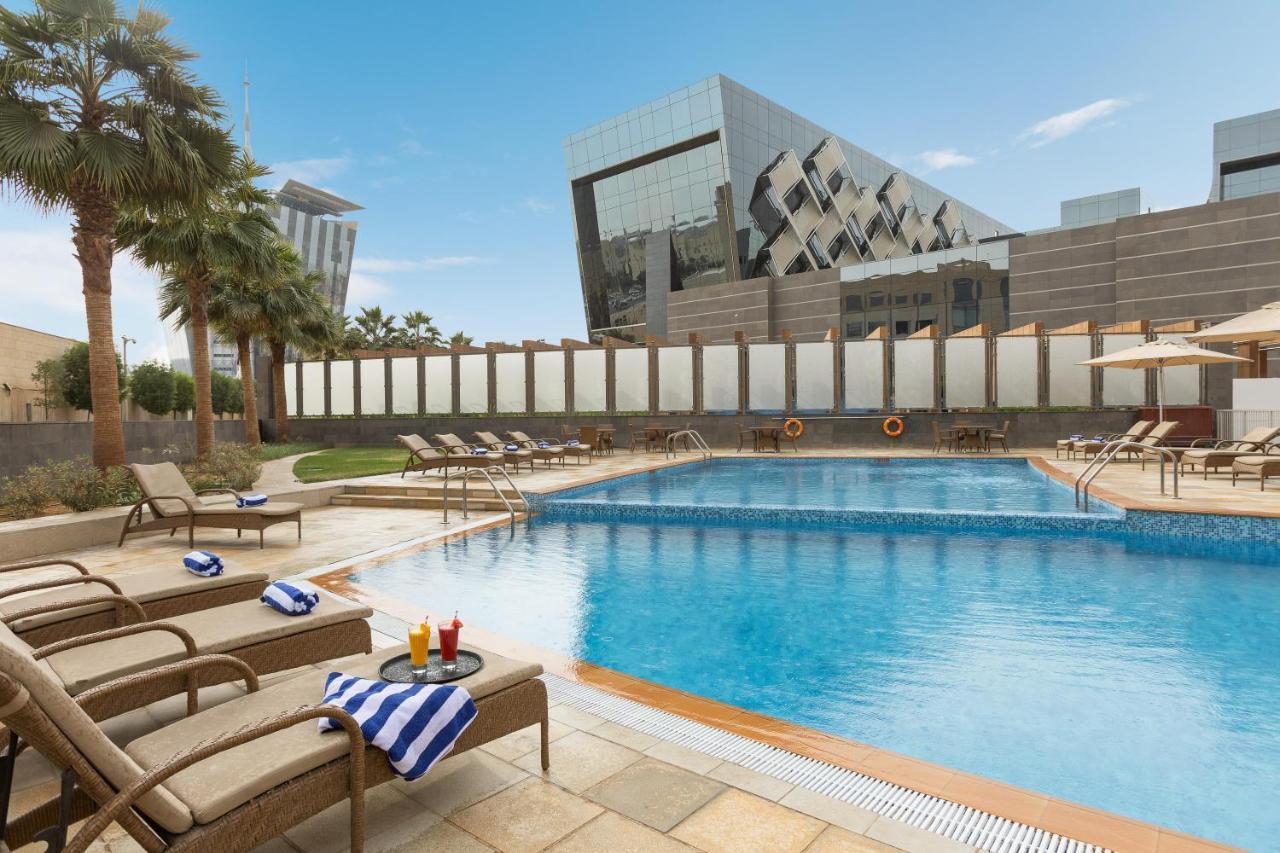 Crowne Plaza Riyadh - Rdc Hotel & Convention By Ihg Екстер'єр фото The swimming pool at the hotel