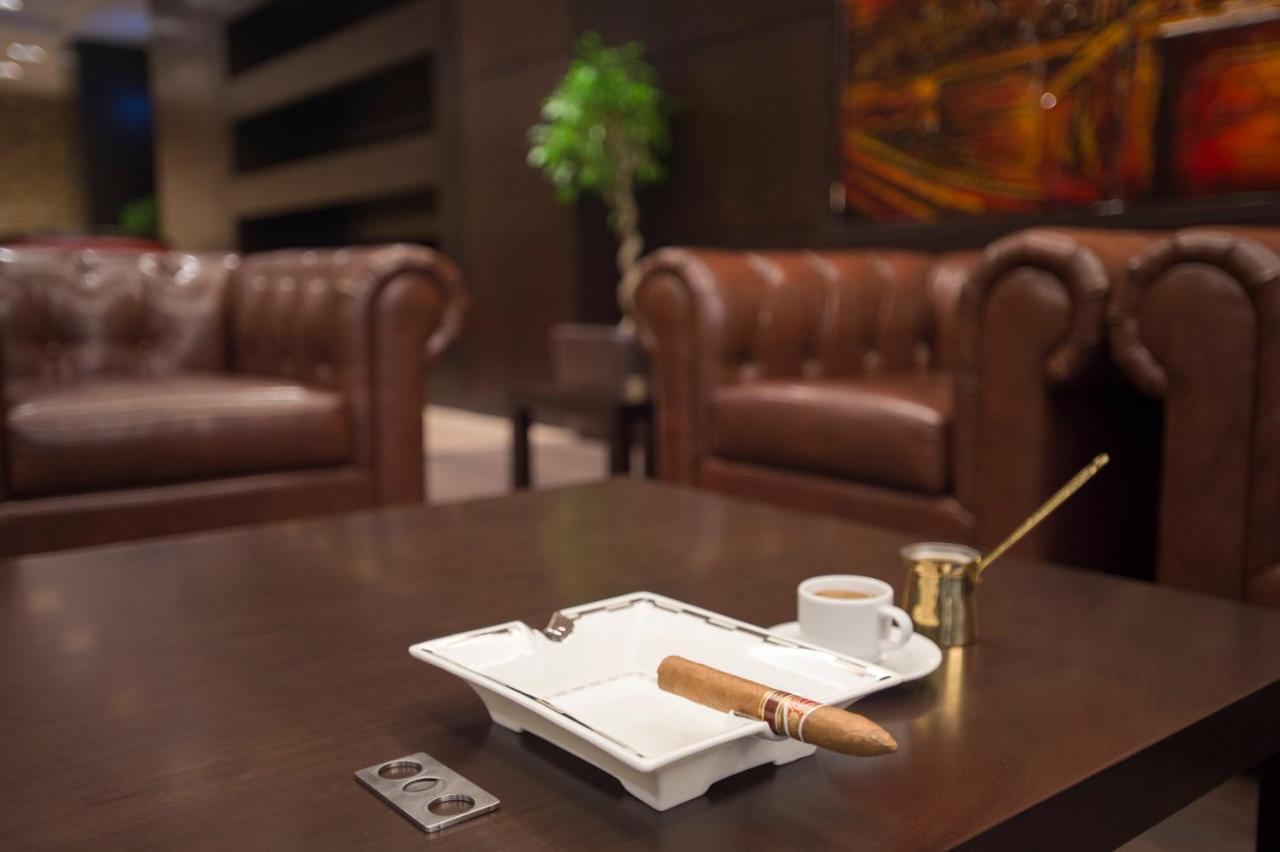 Crowne Plaza Riyadh - Rdc Hotel & Convention By Ihg Екстер'єр фото A cigar ashtray