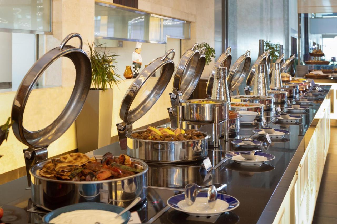 Crowne Plaza Riyadh - Rdc Hotel & Convention By Ihg Екстер'єр фото A buffet at a hotel