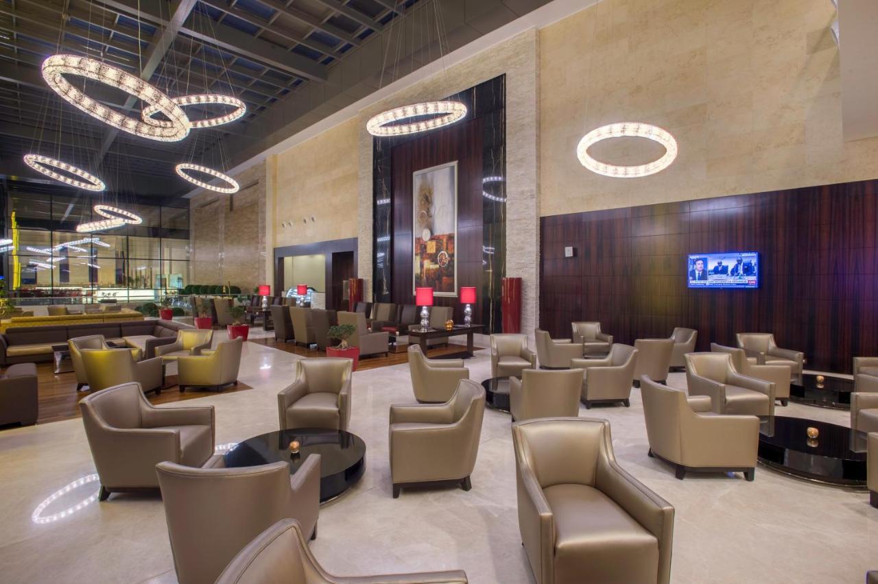 Crowne Plaza Riyadh - Rdc Hotel & Convention By Ihg Екстер'єр фото Business Class lounge at the airport