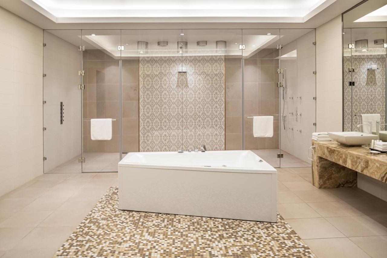 Crowne Plaza Riyadh - Rdc Hotel & Convention By Ihg Екстер'єр фото Bathroom