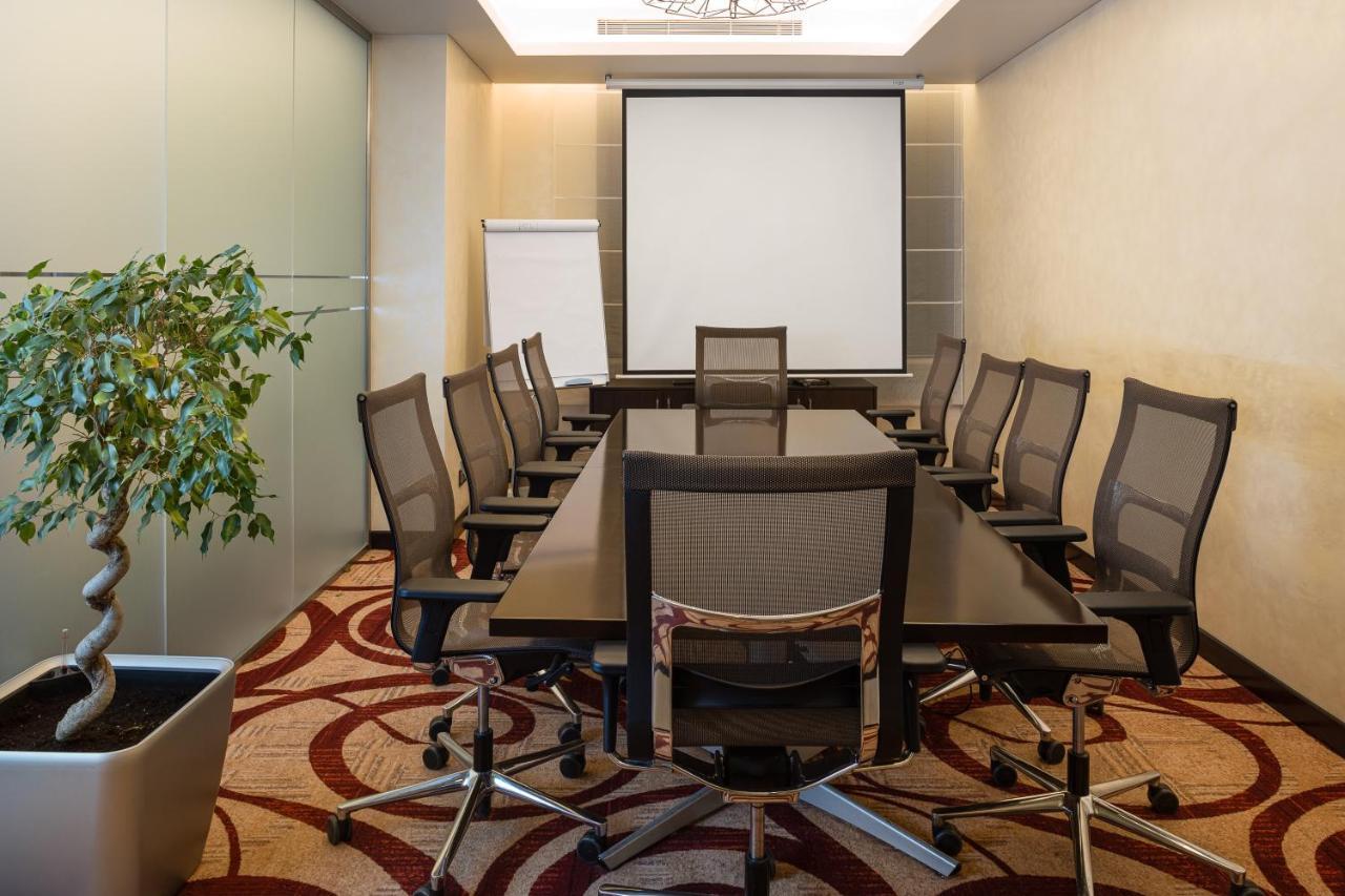 Crowne Plaza Riyadh - Rdc Hotel & Convention By Ihg Екстер'єр фото A meeting room