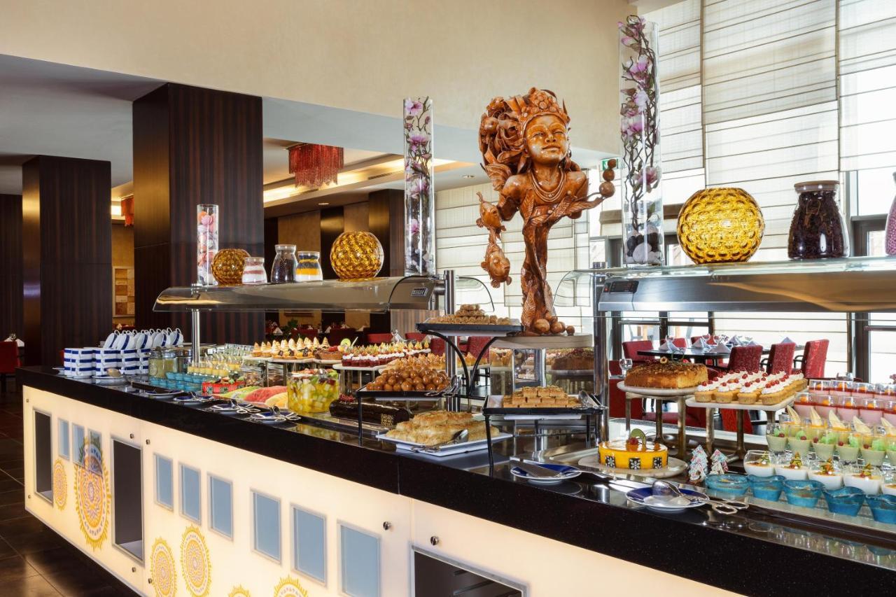 Crowne Plaza Riyadh - Rdc Hotel & Convention By Ihg Екстер'єр фото A buffet at a hotel