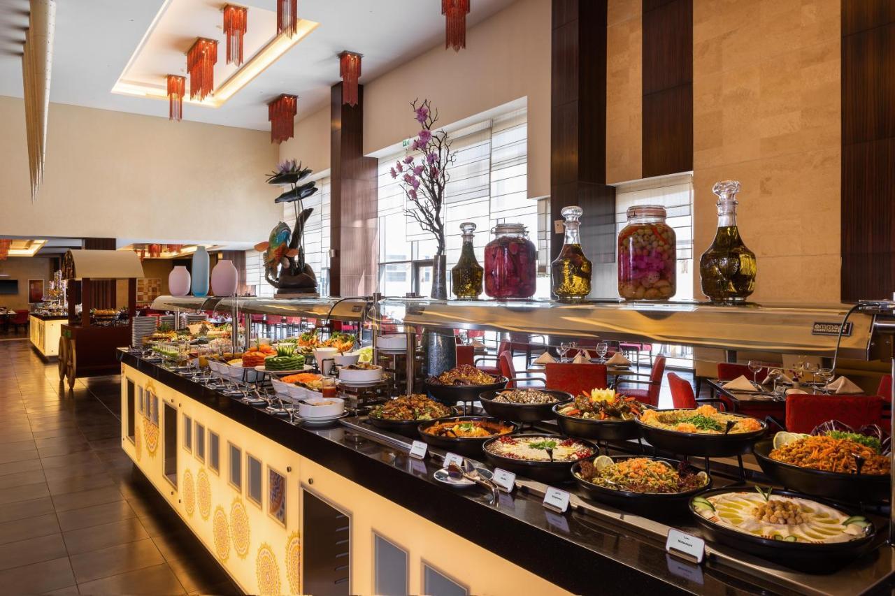 Crowne Plaza Riyadh - Rdc Hotel & Convention By Ihg Екстер'єр фото A buffet at a hotel