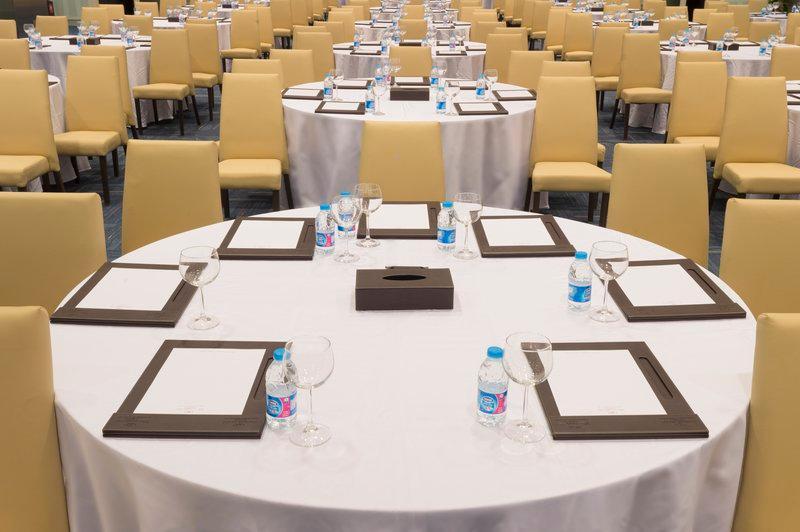 Crowne Plaza Riyadh - Rdc Hotel & Convention By Ihg Екстер'єр фото A table set for a meeting
